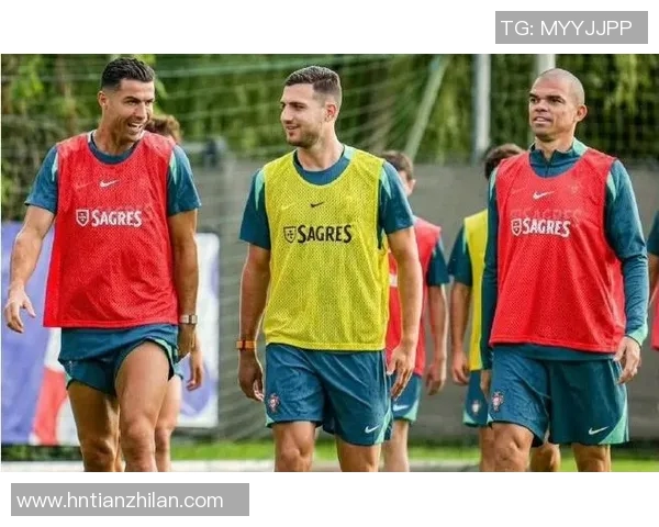 足球球星赛场外嗑瓜子引发热议 网友调侃：职业运动员的新休闲方式